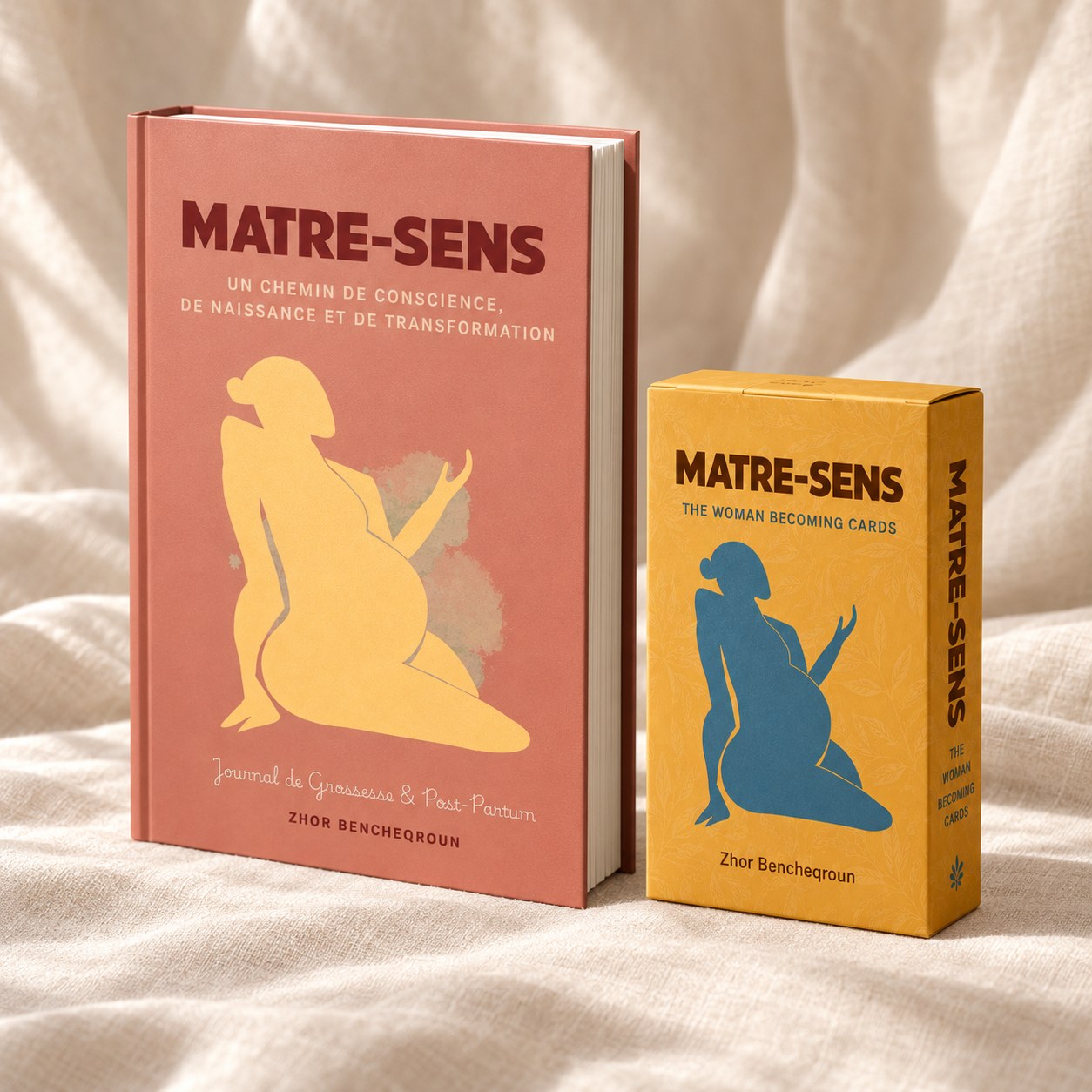 Le livre MATRE-SENS et son coffret de cartes oracle réunis dans une mise en scène cadeau