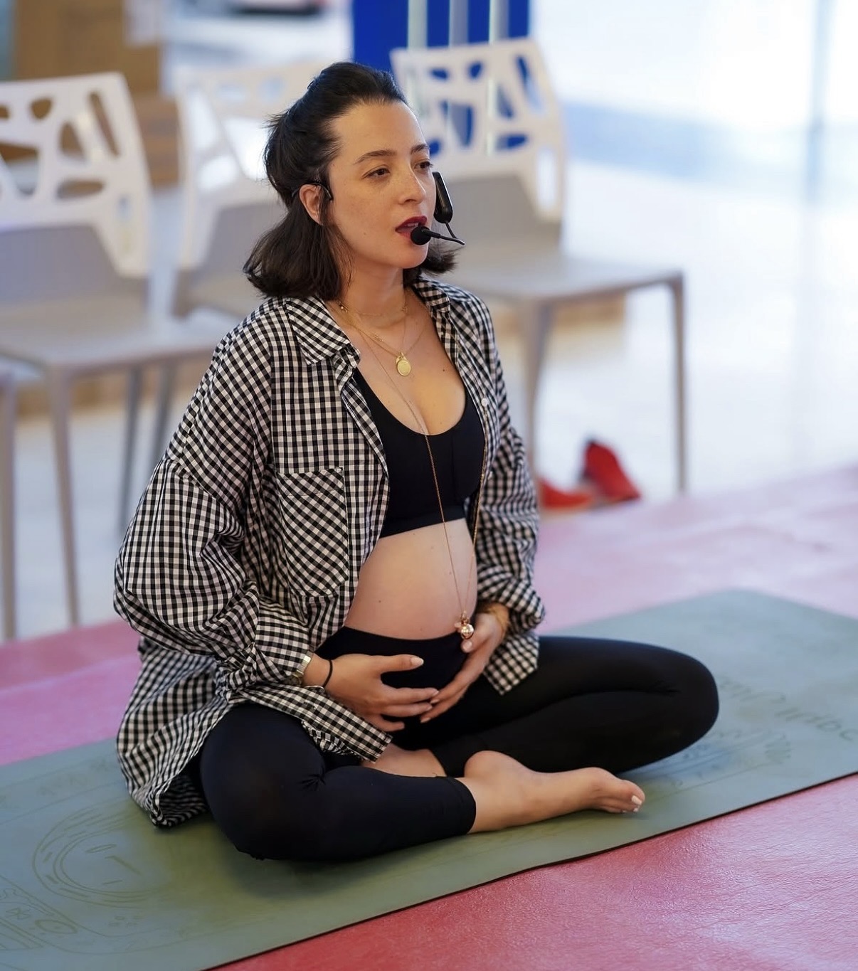 Zhor Bencheqroun, enceinte, guidant une pratique de yoga
